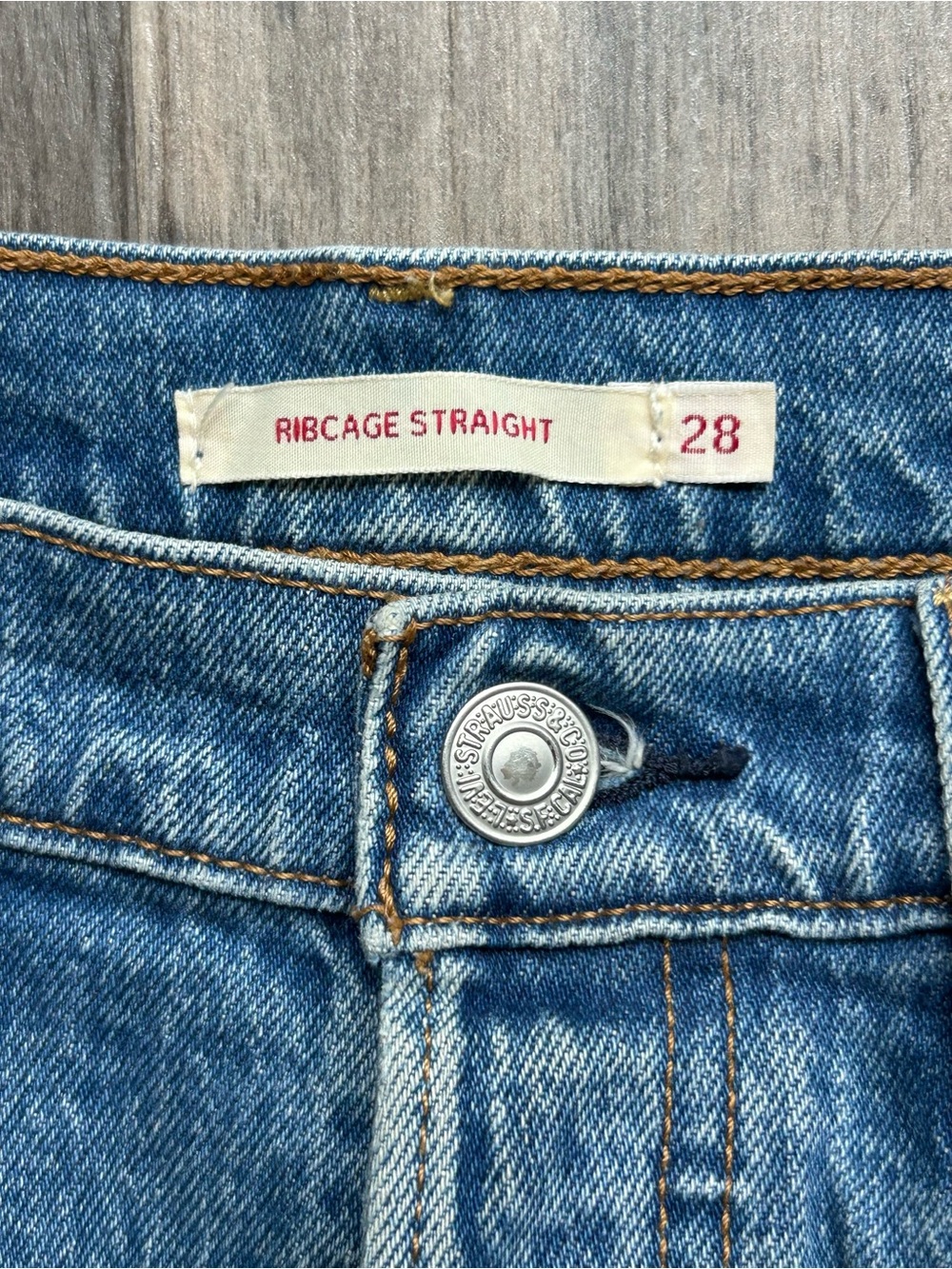 Levi’s Ribcage Straight - Picture 3 of 11